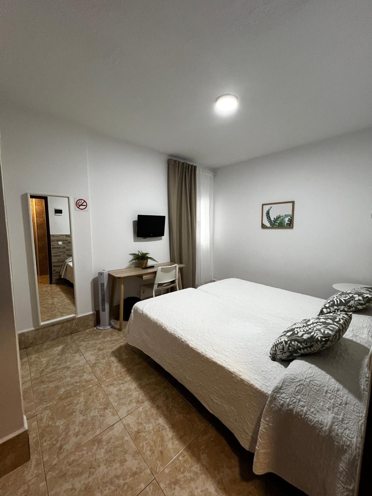 Hostal Residencia Cardona Арресифе Экстерьер фото
