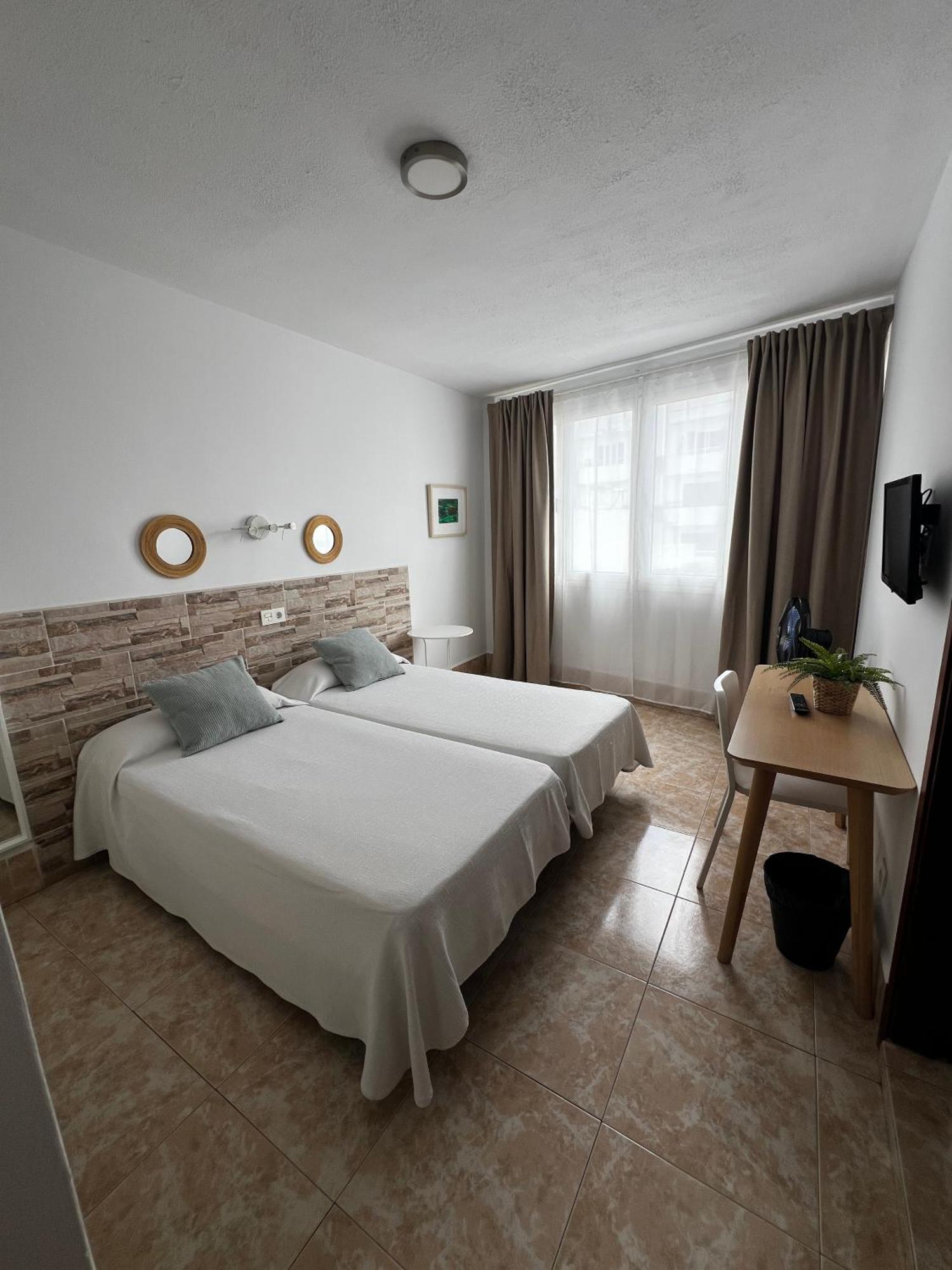 Hostal Residencia Cardona Арресифе Экстерьер фото